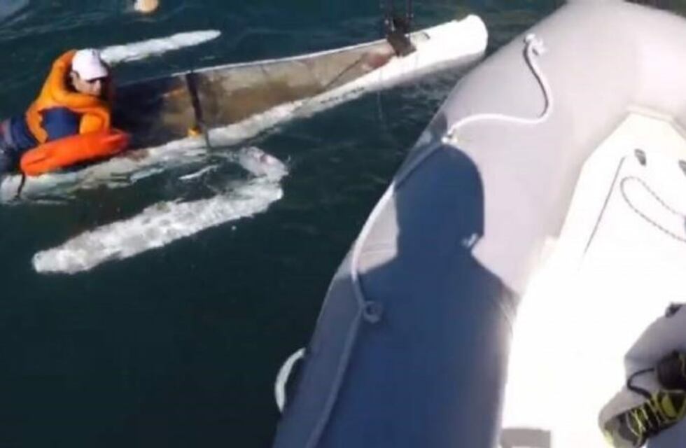 Dramático: así rescataban a dos pescadores del Dique Punta Negra