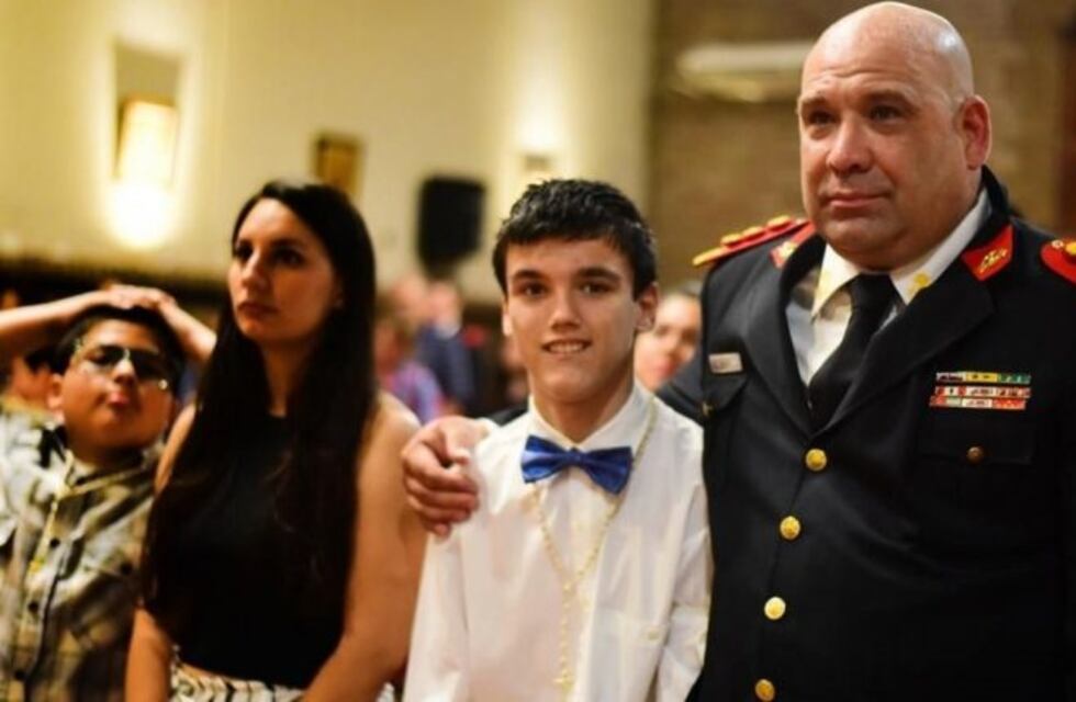Un chico eligió como padrino de confirmación al bombero que salvó su vida