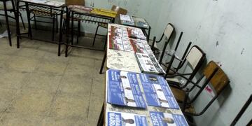 BUENOS AIRES 26/04/15, CUARTO OSCURO EN LA ESCUAL GRAL BELGRANO DEL BARRIO DE BARRACAS\u002EFOTO\u002EDYN/CARLOS GRECO\u002E ciudad buenos aires elecciones primarias paso 2015 en capital federal eleccion paso para jefe de gobierno boletas en el cuarto oscuro