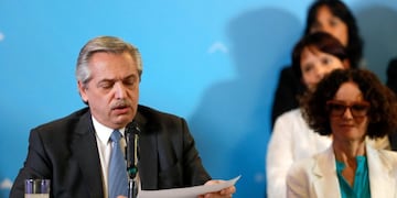 AME3440\u002E BUENOS AIRES (ARGENTINA), 06/12/2019\u002E- El presidente electo de Argentina, Alberto Fernández (i), anuncia en una rueda de prensa este viernes, en Buenos Aires (Argentina), que el área económica de su Gobierno estará dirigida por Martín Guzmán y Matías Kulfas como ministros de Economía y Desarrollo Productivo, respectivamente, a cuatro días de asumir la Jefatura de Estado\u002E En medio de la expectación, en los últimos días ya se habían confirmado los nombres del canciller, que será el diputado Felipe Solá; el titular de Defensa, Agustín Rossi; y el de Salud, Ginés González García, pero quedaba saber quién tomará el rumbo de la economía, en un momento de incertidumbre por la recesión iniciada en 2018, que conllevará iniciar negociaciones para el pago de la alta deuda pública\u002E EFE/ Juan Ignacio Roncoroni