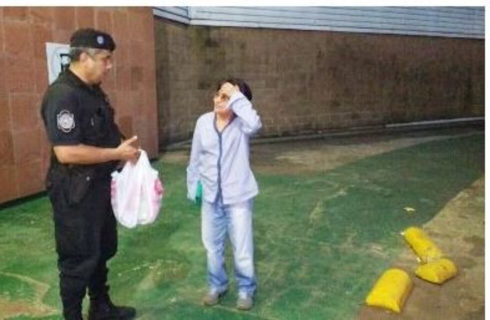 Una jubilada quiso robar comida de un supermercado y dos policías se la regalaron