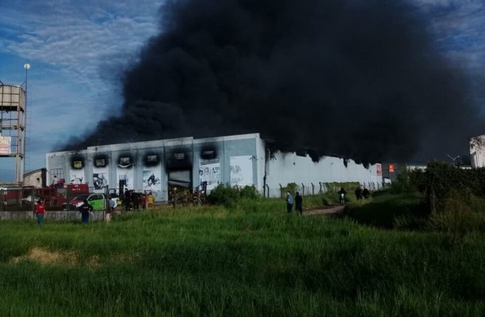 Impactante incendio de Ferretería industrial