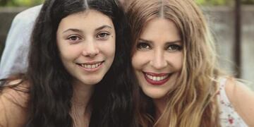 Mónica Ayos y su hija Victoria