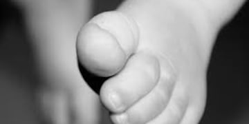 Un bebé de un año se encuentra grave tras un choque de motos