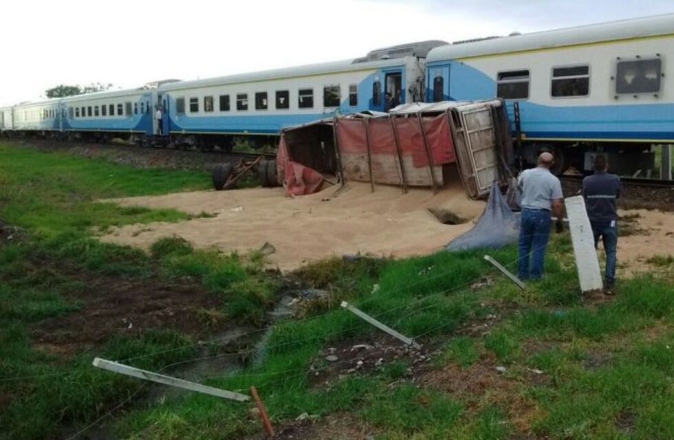 Un tren de pasajeros chocó contra un camión con granos cerca de la Ruta Nacional 34