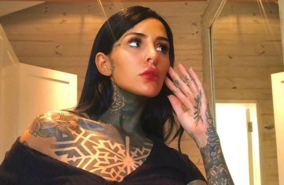 Cande Tinelli posó desde el baño con un crop top rojo strapless y revolucionó las redes sociales
