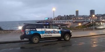 Patrulleros de la Policía Federal recorren las calles pidiendo respetar la permanencia en los hogares (Foto: La Capital)