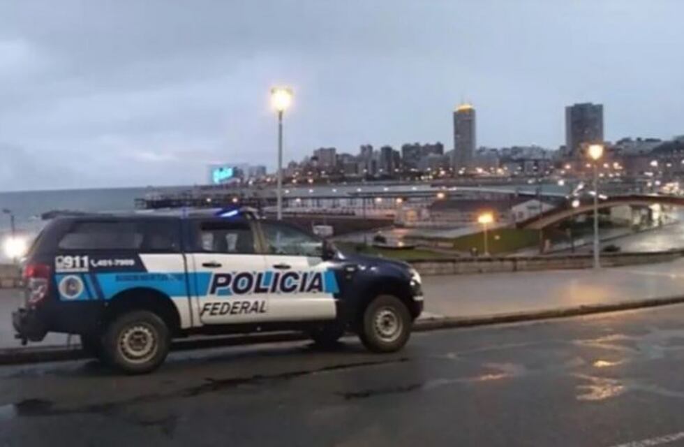 Patrulleros de la Policía Federal recorren las calles pidiendo respetar la permanencia en los hogares