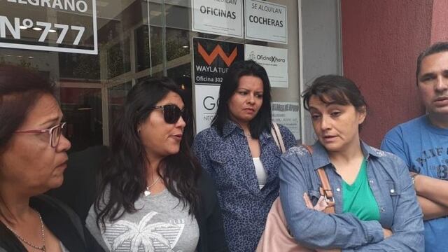 Padres en la puerta de Wayla Turismo en San Luis\u002E