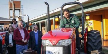 Passalacqua entregó tractores a escuelas IEA IMAGEN ILUSTRATIVA