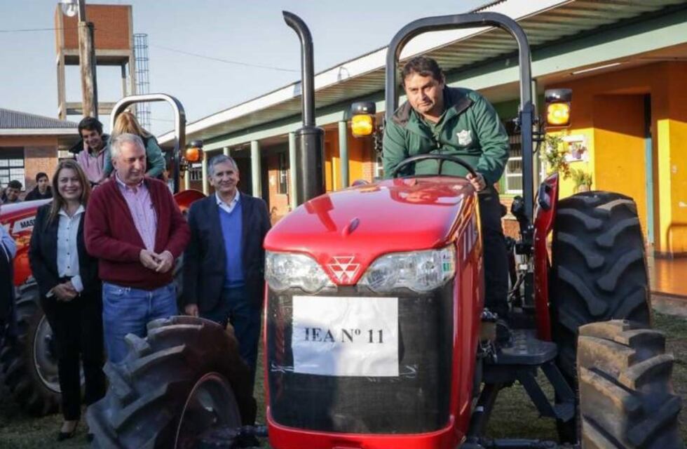 Tractores para escuelas agrícolas de Garupá, Delicia y San Javier