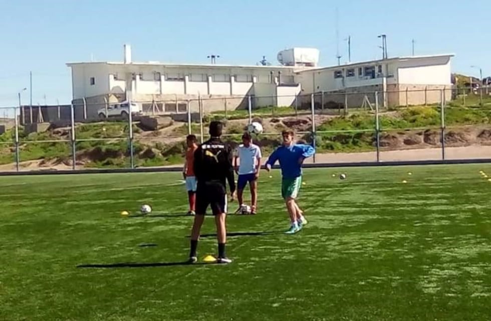 Emiliano Rayel quedó elegido para la selección de fútbol de Santa Cruz