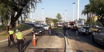 La policía de Corrientes busca restringir la circulación por el puente\u002E