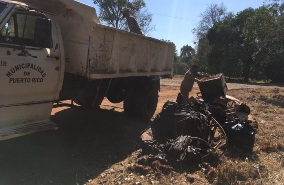 Efectúan la limpieza del arroyo del barrio San Miguel de Puerto Rico