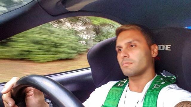 Radetic en un auto.
