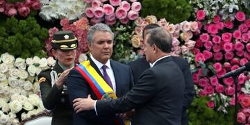 El presidente del Senado, Ernesto Macías (d), le impone la banda presidencial al nuevo presidente colombiano, Iván Duque Márquez (Web)