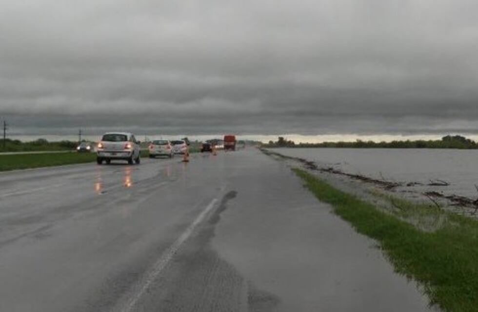 Murió una ciclista embestida por una camioneta en plena autopista Rosario-Santa Fe