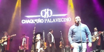 Renzo Tapia cantando con el Chaqueño\u002E