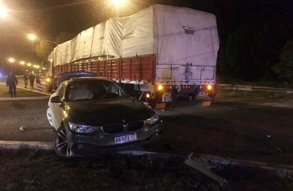 Domingo de locos: un Megane se estrelló contra un poste y un BMW chocó con un camión