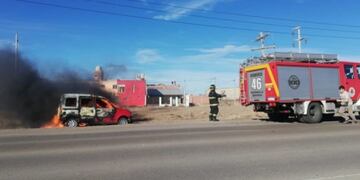 Se prendió fuego un automóvil en plena ruta