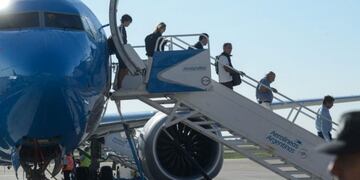 Viajeros arriban al aeropuerto "Horacio Guzmán" de Jujuy.