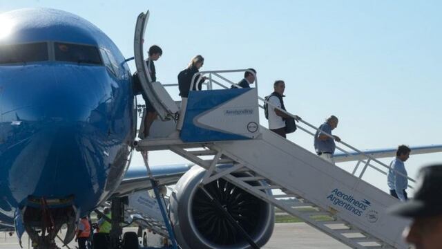 Viajeros arriban al aeropuerto "Horacio Guzmán" de Jujuy.