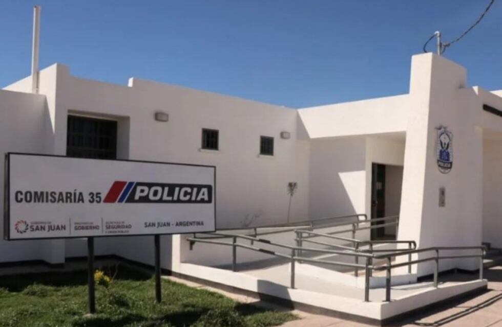 Jóvenes que no querían ser interrogados le dieron una tremenda paliza a dos policías