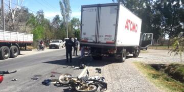 Choque camión Atomo en El Tropezón
