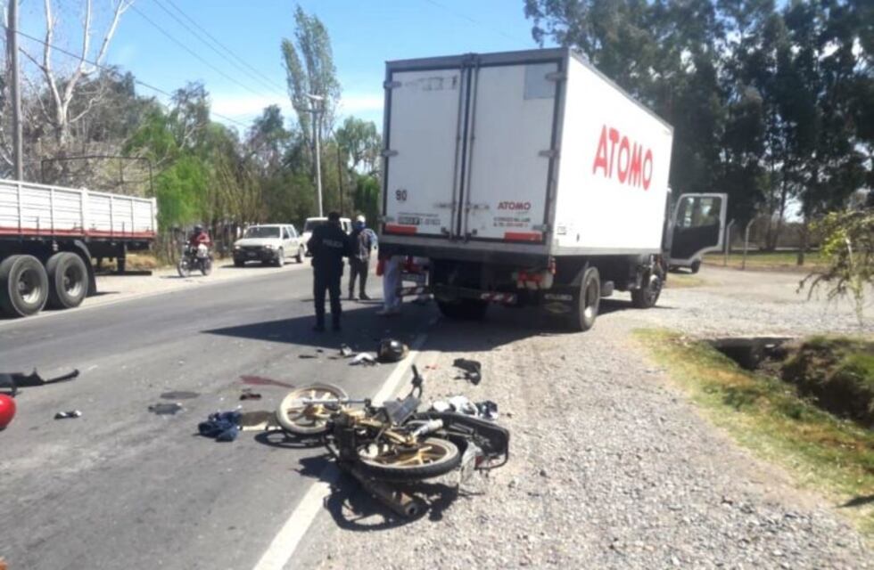 Dos motociclistas heridos al ser embestidos por un camión