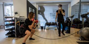 A customer works out her individual course with a personal trainer at the Fit&Go Balduina Gym in Rome, Italy, 25 May 2020\u002E Gyms and swimming pools reopened in Italy on the day during phase two of the coronavirus emergency\u002E ANSA/LUCIANO DEL CASTILLO