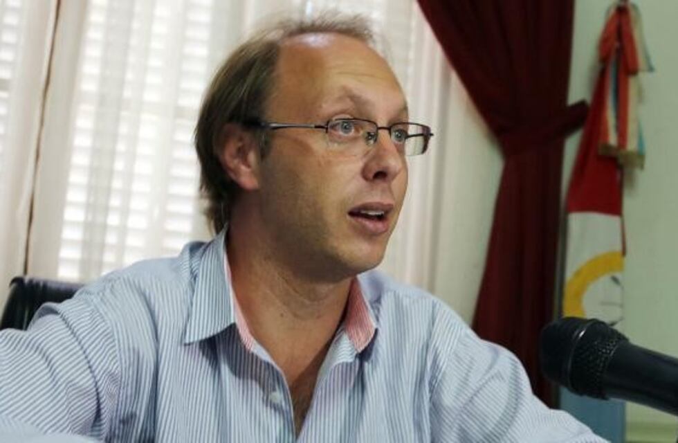 Piden que Saglione explique la letra chica del acuerdo con Nación