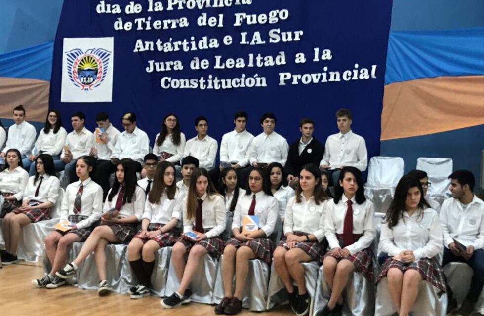 Los alumnos del Colegio Trejo Noel tomaron la promesa de Lealtad a la Constitución Provincial
