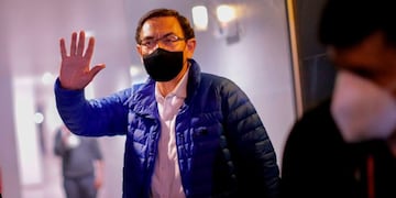 Martín Vizcarra saluda a la prensa al retirarse del Palacio Presidencial en Lima (Foto: Luka GONZALES / AFP)