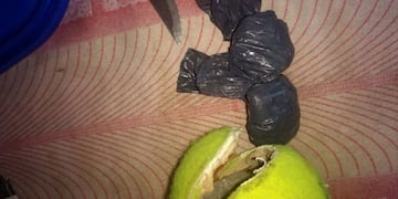 El personal penitenciario no pudo identificar a los ocupantes del vehículo desde donde tiraron los estupefacientes\u002E (@AireDeSantaFe)