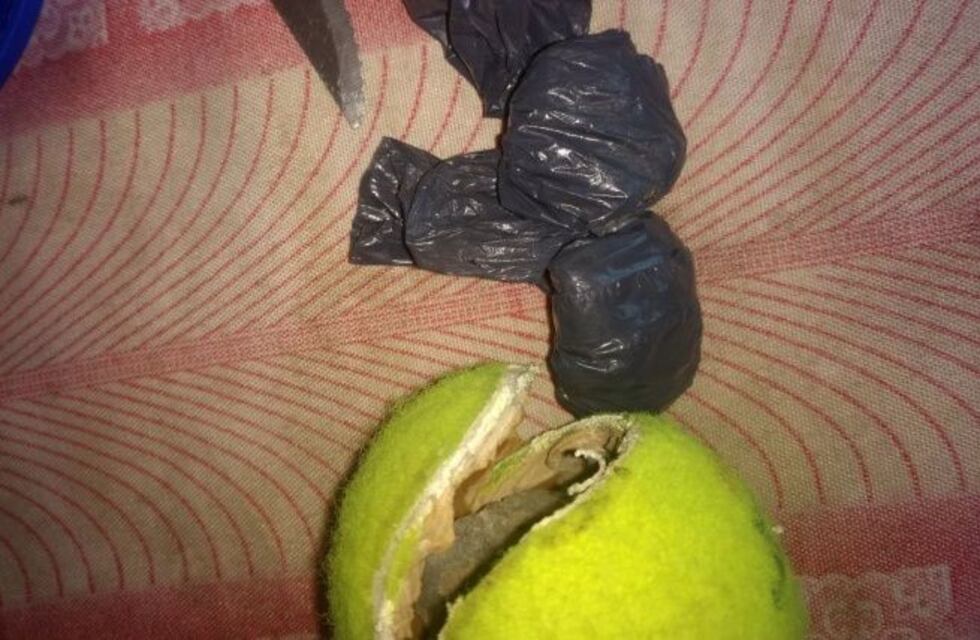 Encontraron droga oculta dentro de una pelota de tenis arrojada a la cárcel de Coronda