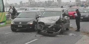 Choque y vuelco en la costa: dos personas resultaron heridas (0223)