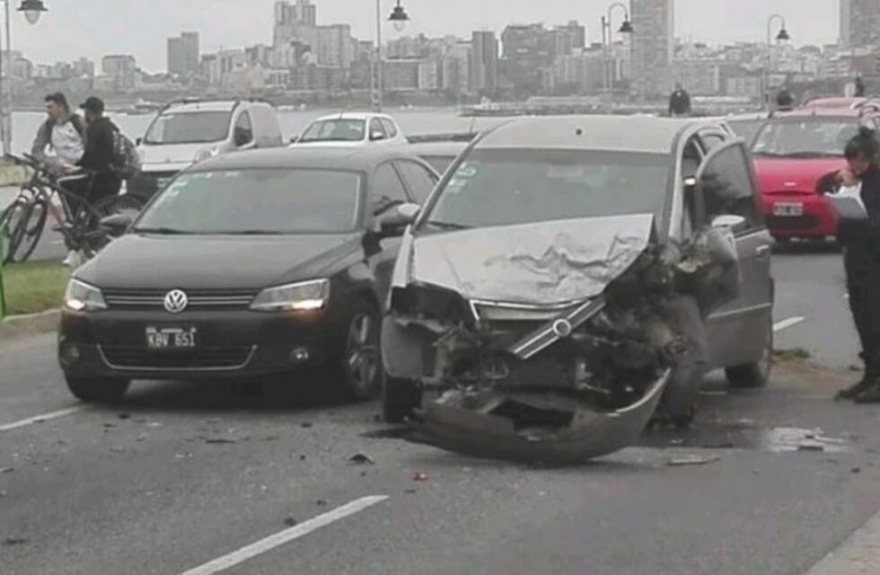 Choque y vuelco en la costa: dos personas resultaron heridas