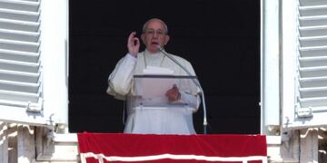 Pope Francis speaks during Regina Caeli prayer, on Easter Monday, in Saint Peter's square at the Vatican, April 2, 2018\u002E REUTERS/Tony Gentile vaticano papa francisco religion catolica papa misa
