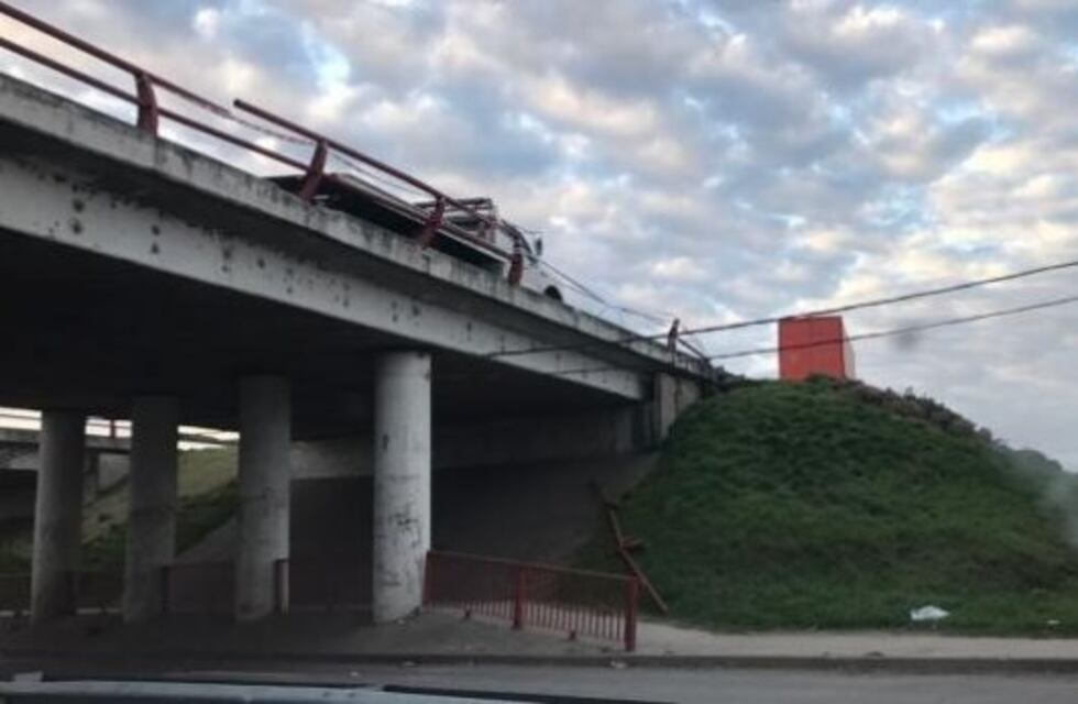 Accidente con suerte: camión perdió el acoplado y estuvo a punto de caer del puente de la autopista a Santa Fe