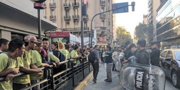 Tensión en una protesta de cartoneros por los contenedores inteligentes en avenida Corrientes\u002E (Twitter)