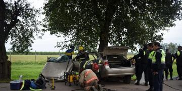 La policía y lo peritos trabajan en la escena del accidente para intentar encontrar las causas del mismo\u002E