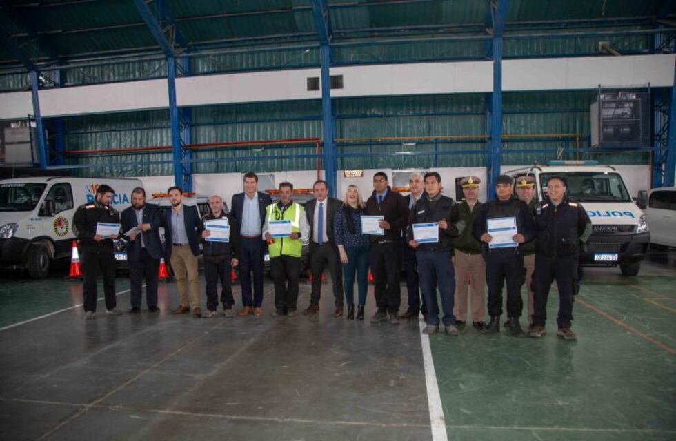 La Gobernadora entregó vehículos y equipamiento a la Policía Provincial