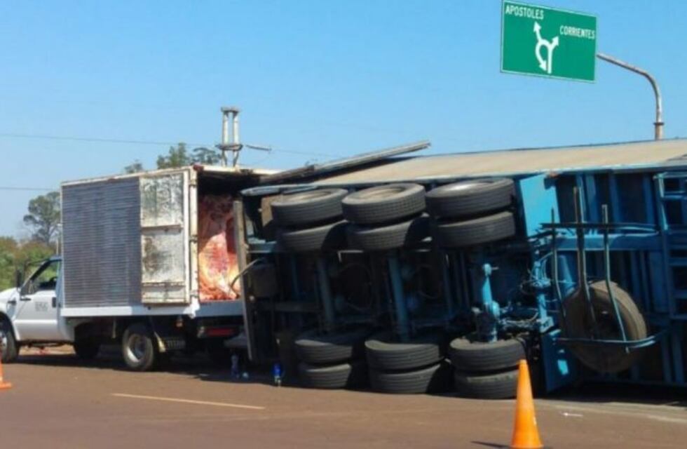 Volcó un camión frigorífico en la Ruta 12 y hubo incidentes