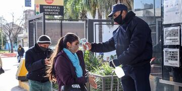 En el acceso por 27 de Febrero se realizan controles de temperatura\u002E (@gobsantafe)