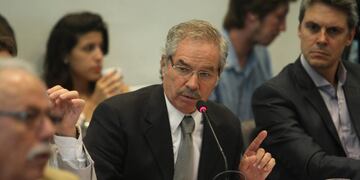 BUENOS AIRES 08/03/16, LAS COMISIONES DE PRESUPUESTO Y HACIENDA Y DE FINANZAS DE LA CÁMARA DE DIPUTADOS SE ENCONTRABAN REUNIDAS ESTE MEDIODÍA PARA EMITIR DICTAMEN EN RELACIÓN DEL PROYECTO DE LEY PARA ACORDAR CON LOS HOLDOUTS LA CANCELACIÓN DE LA DEUDA ARGENTINA\u002EFOTO:DYN/EZEQUIEL PONTORIERO buenos aires felipe sola comision de presupuesto y hacienda y finanza camara diputados negociaciones con los fondos buitres poryecto de ley acuerdo con los holdouts