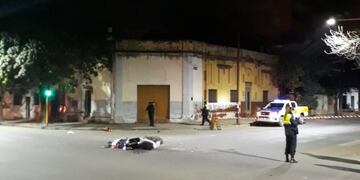 La moto en la que se trasladaba Juárez quedó tirada en el pavimento\u002E