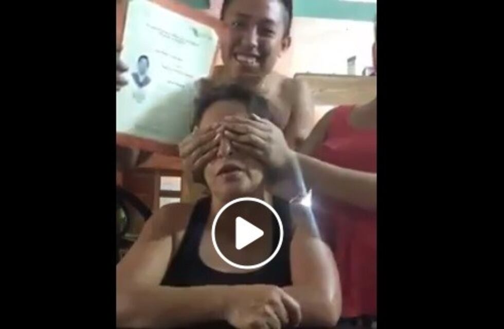 La conmovedora reacción de una mamá al ver el título de médico de su hijo