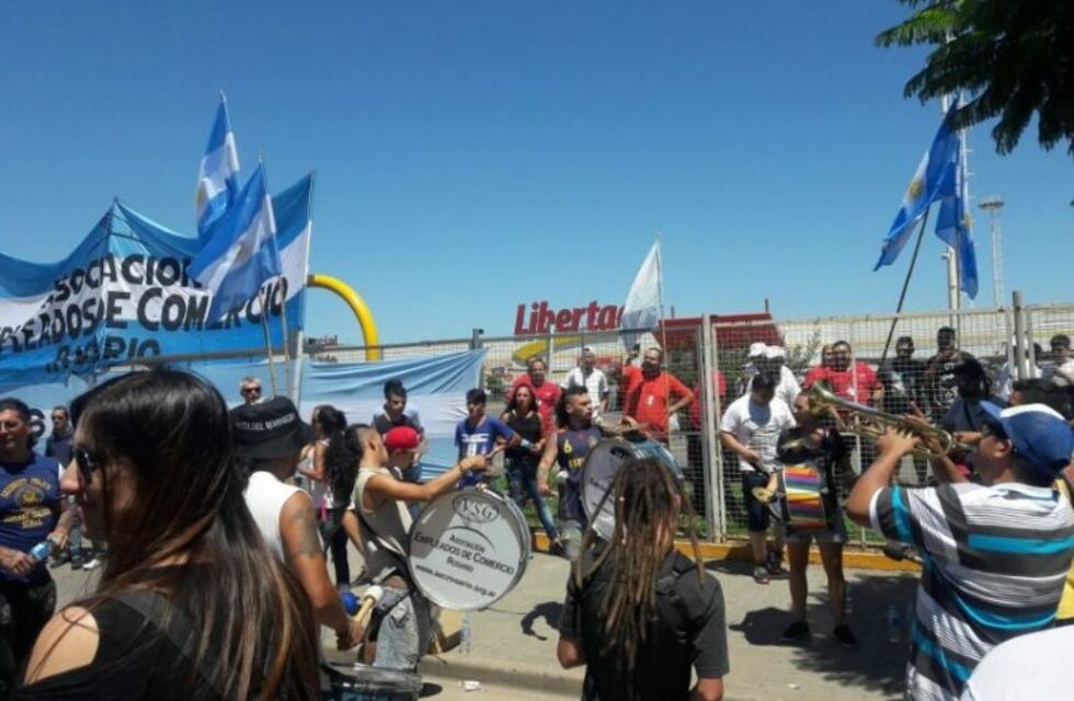 Empleados de Comercio protestó en la puerta del hipermercado Libertad para repudiar los despidos