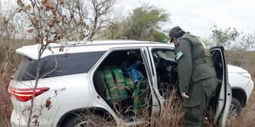 Camioneta abandonada en medio del monte en Itatí\u002E