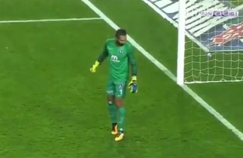 Un arquero recibe un botellazo en la cara en pleno partido